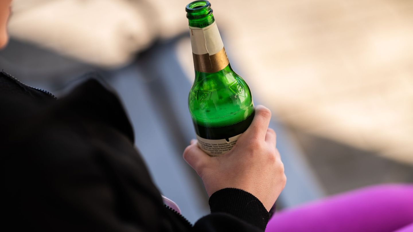 Die Zahl der Krankenhausaufenthalte, bei denen Alkohol die Hauptursache war, ist in fünf Jahren von knapp 38.600 im Jahr 2019 au