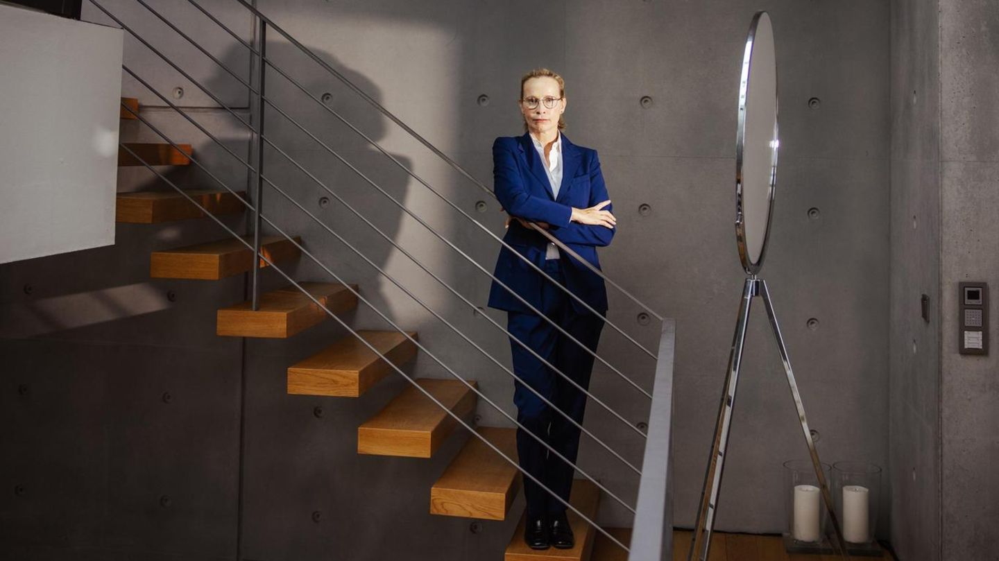 Frauke Brosius-Gersdorf steht auf einer Treppe