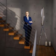 Frauke Brosius-Gersdorf steht auf einer Treppe