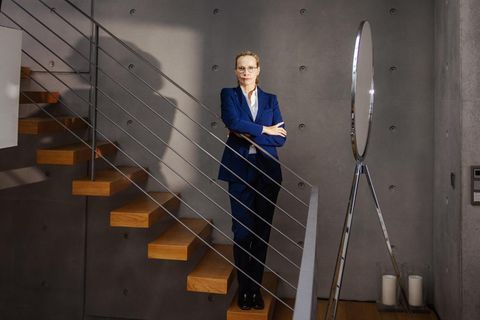 Frauke Brosius-Gersdorf steht auf einer Treppe