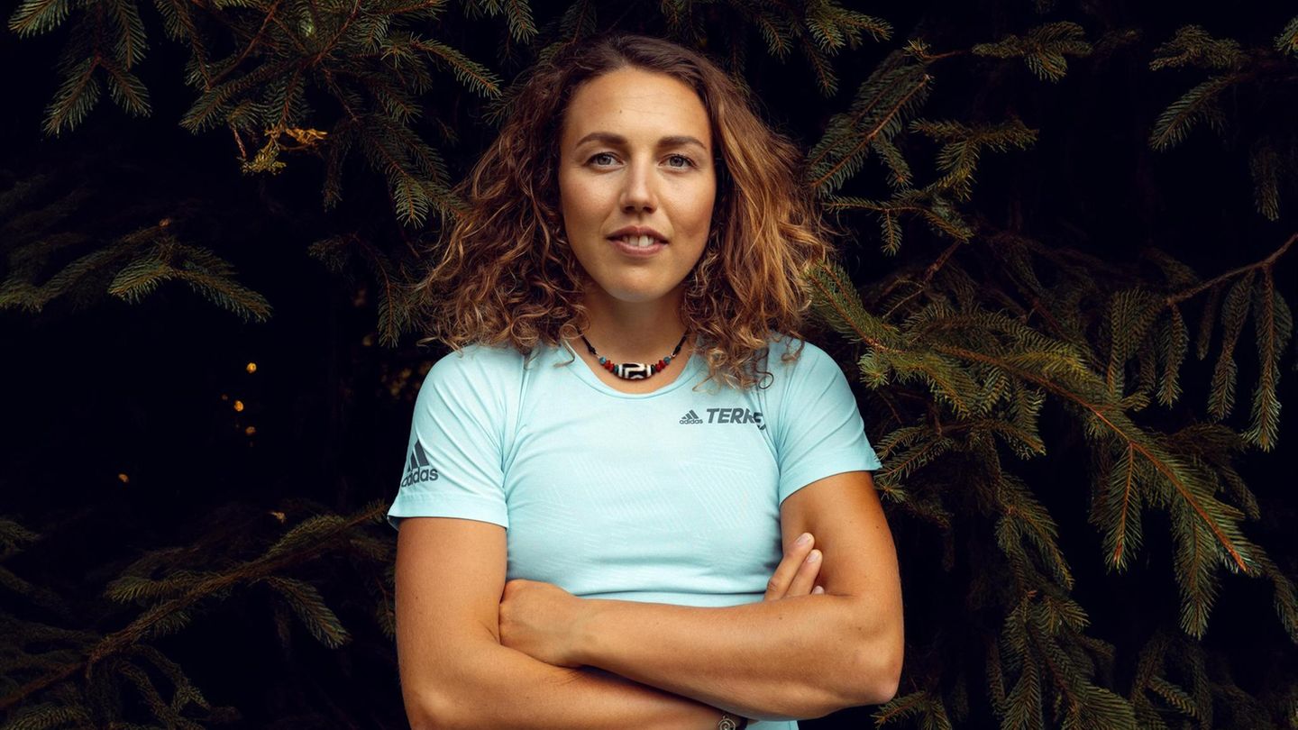 Verungl-ckte-Biathletin-Ein-Kreuz-ein-Stein-und-viele-Briefe-Auf-den-Spuren-von-Laura-Dahlmeier