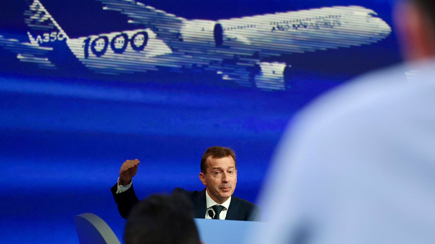 Kann sein ursprüngliches Auslieferungsziel erneut nicht halten: Airbus-Chef Guillaume Faury. (Archivbild) Foto: Fred Scheiber/AP