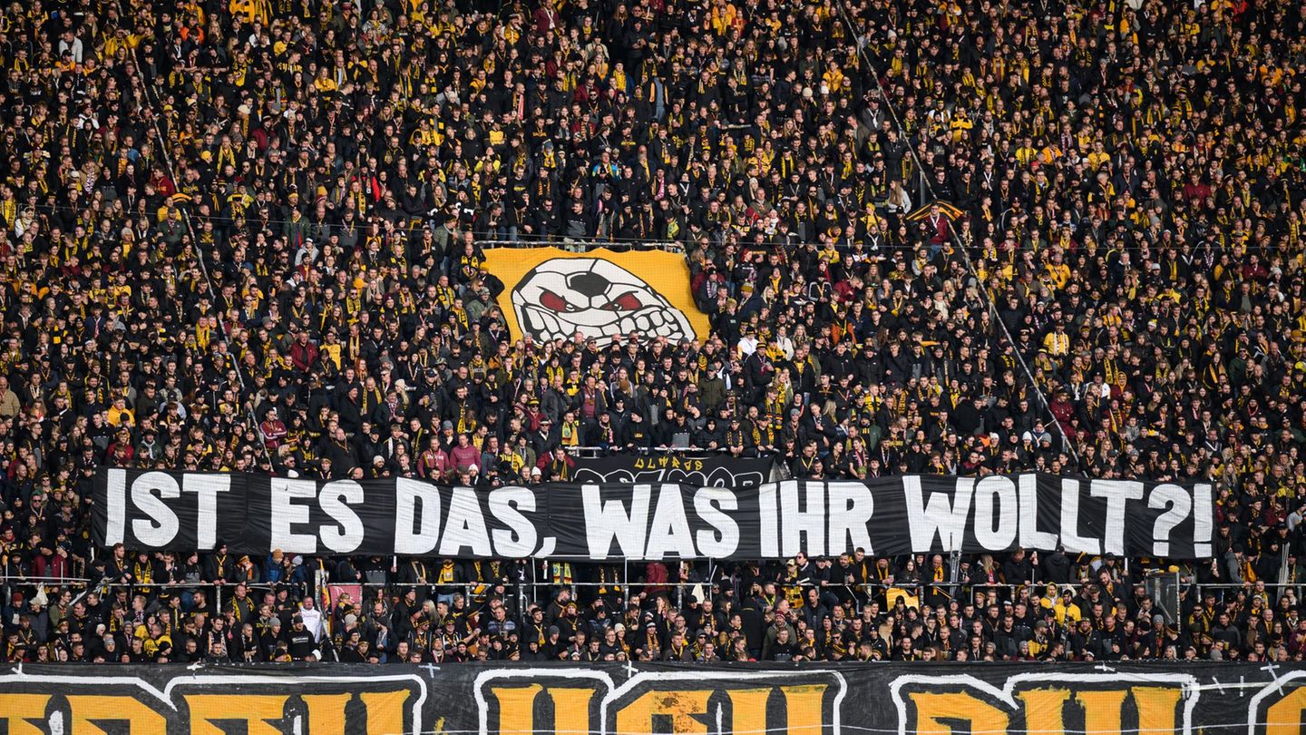 Fans von Dynamo Dresden protestierten schweigend gegen die geplanten schärferen Sicherheitsauflagen in Stadien. (Archivbild) Fot