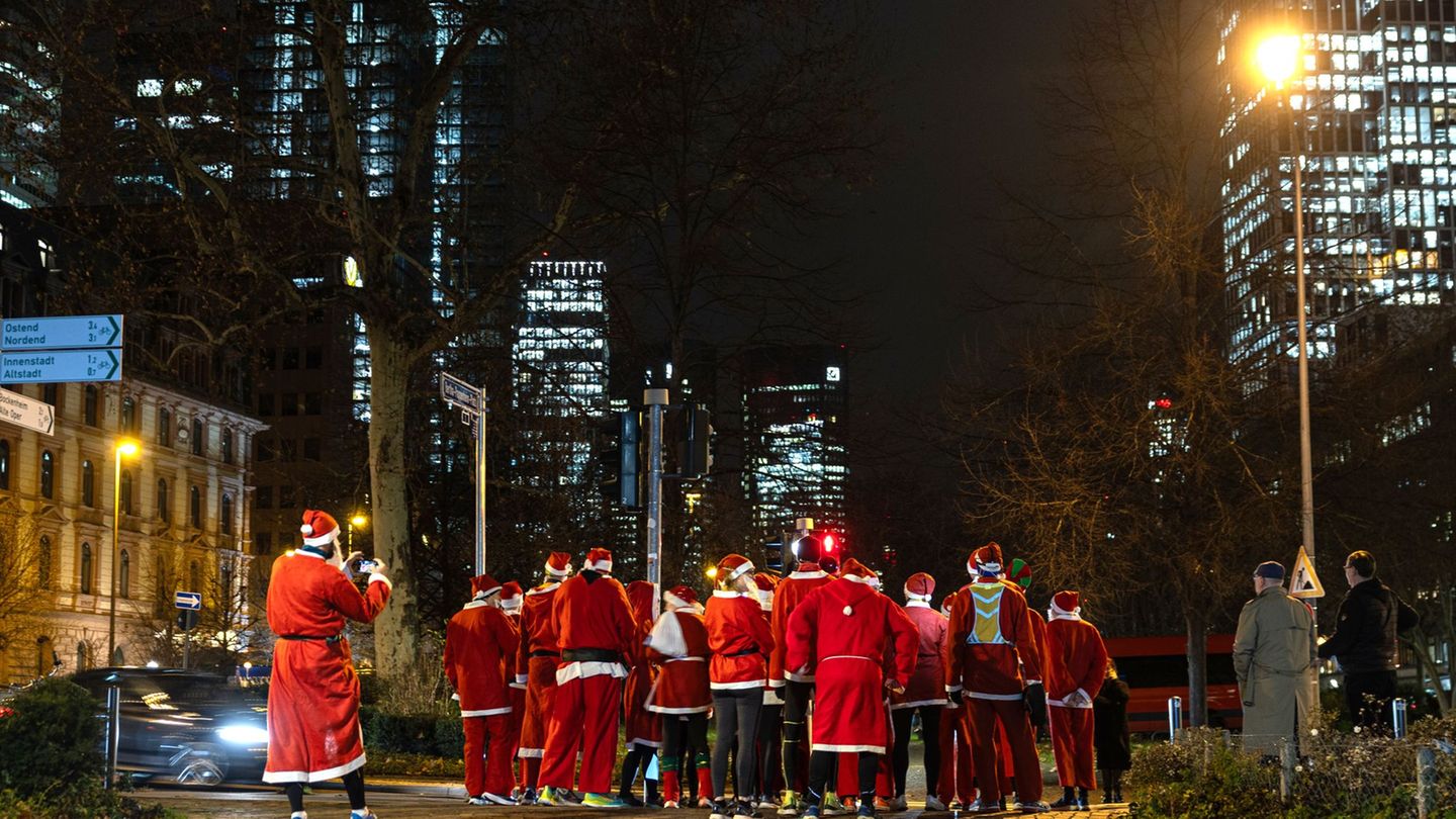 Nikoläuse in der Bankenstadt Frankfurt. (Archivbild) Foto: Hannes P. Albert/dpa