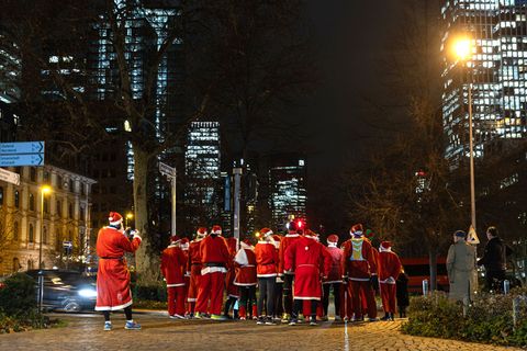 Nikoläuse in der Bankenstadt Frankfurt. (Archivbild) Foto: Hannes P. Albert/dpa