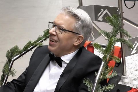 Frank Thelen im Schneemobil