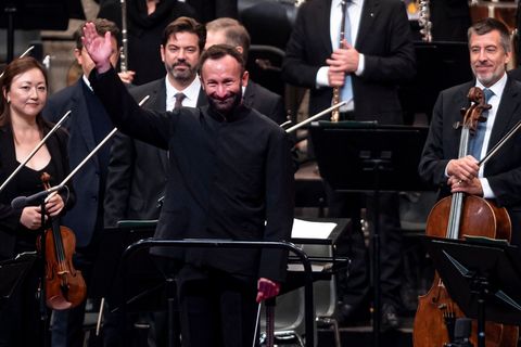 In mehr als 300 Kinos europaweit ist das Silvesterkonzert der Berliner Philharmoniker unter Chefdirigent Kirill Petrenkozu (M) e