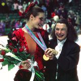Kati Witt mit ihrer Trainerin Jutta Müller im Jahr 1988
