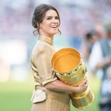 Katarina Witt als Pokalträgerin beim DFB Pokal 2017