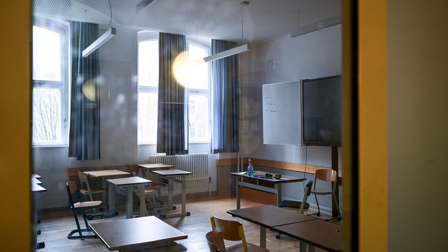 Aus Protest gegen die Wehrdienst-Pläne der schwarz-roten Koalition in Berlin wollen junge Menschen an diesem Freitag nicht in di