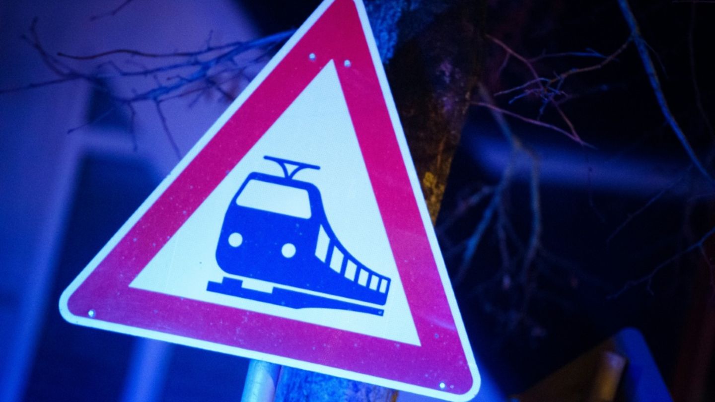 Warnschild an Bahnstrecke