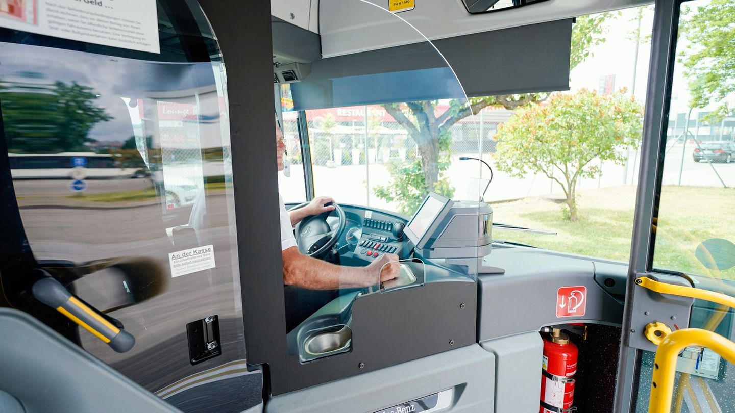 Die Mutter soll den Busfahrer so heftig angegangen sein, dass er zu Boden fiel. (Symbolbild) Foto: Uwe Anspach/dpa