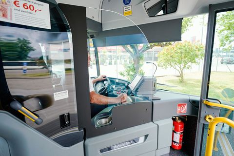 Die Mutter soll den Busfahrer so heftig angegangen sein, dass er zu Boden fiel. (Symbolbild) Foto: Uwe Anspach/dpa