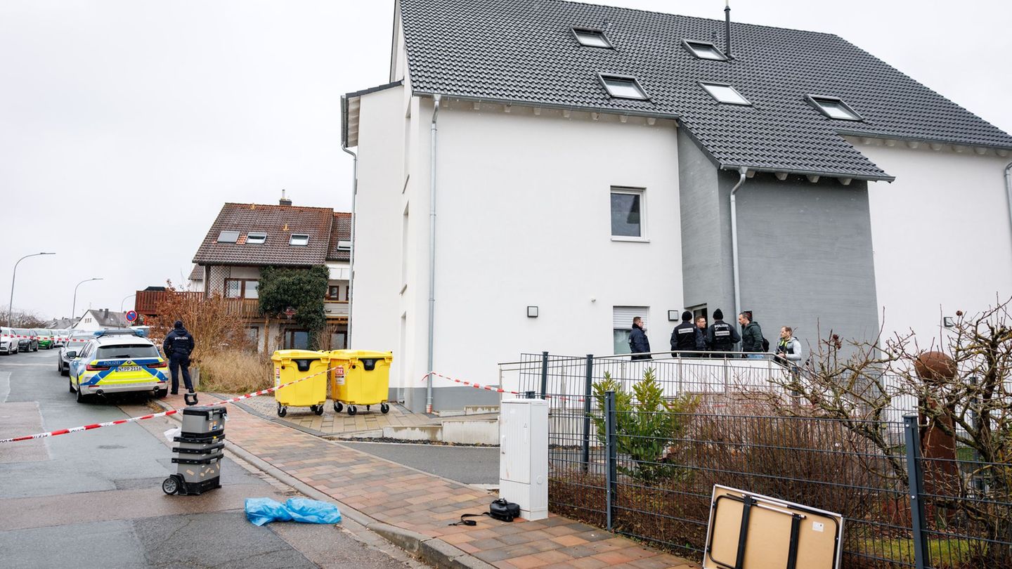 Der Mann konnte die stark blutende Wunde am Hals mit der Hand zudrücken. Die Wunde am Oberkörper presste er gegen einen Stromver