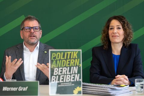 Werner Graf und Bettina Jarasch ziehen als Spitzenduo für die Grünen in den Wahlkampf. Foto: Soeren Stache/dpa