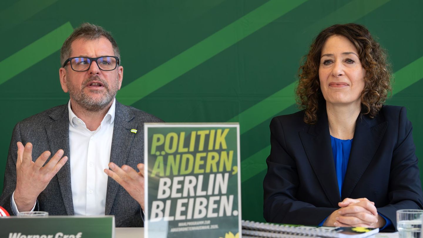 Werner Graf und Bettina Jarasch ziehen als Spitzenduo für die Grünen in den Wahlkampf. Foto: Soeren Stache/dpa