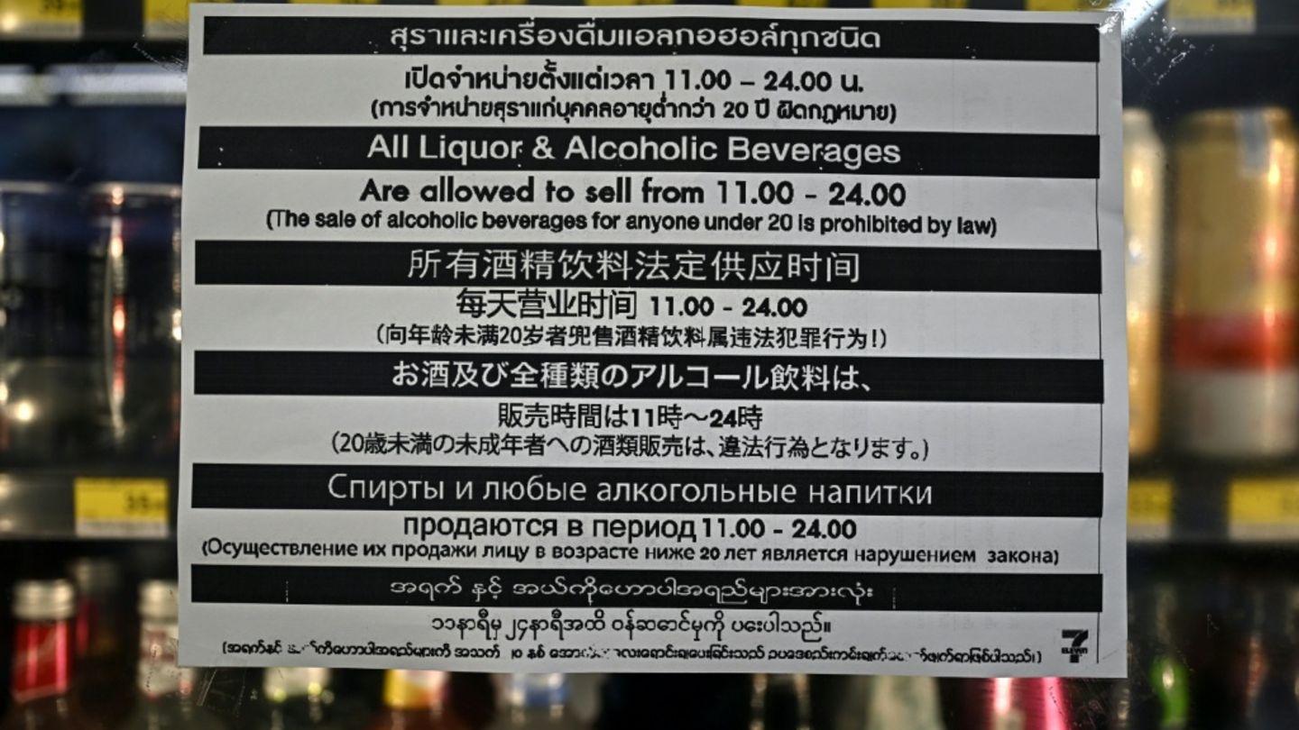 Schild in Bangkok zu geänderten Verkaufszeiten für Akohol