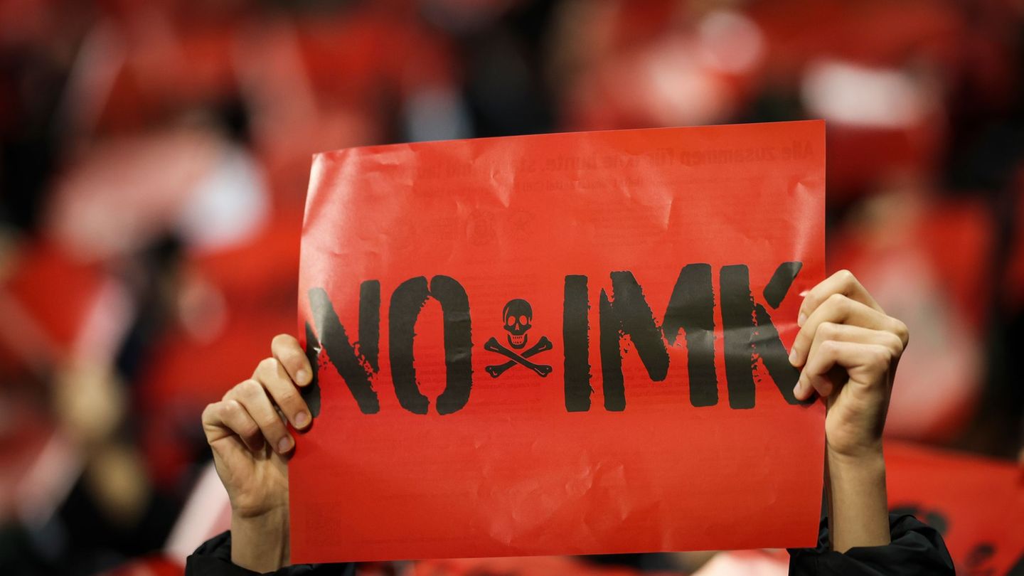 Seit Wochen protestieren Fußball-Fans gegen drohende Einschränkungen. Foto: Christian Charisius/dpa