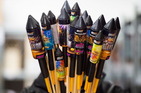 Auf Föhr ist das Abbrennen von privatem Feuerwerk zum Jahreswechsel erstmals verboten. (Archivbild) Foto: Christophe Gateau/dpa