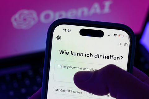 Viele lassen sich bei der Suche nach Geschenken von KI helfen. (Symbolbild) Foto: Hendrik Schmidt/dpa