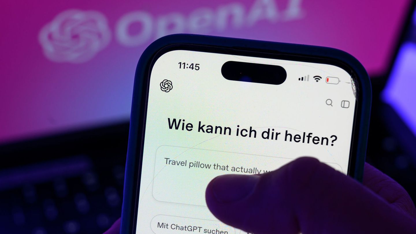 Viele lassen sich bei der Suche nach Geschenken von KI helfen. (Symbolbild) Foto: Hendrik Schmidt/dpa