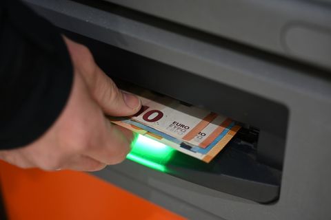 Nicht auf dem üblichen Weg haben sich Unbekannte an einem Calwer Bankautomaten bedient. (Symbolbild) Foto: Elisa Schu/dpa