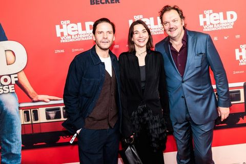 "Der Held vom Bahnhof Friedrichstraße": Charly Hübner (r.) spielt die Titelfigur. Christiane Paul und Daniel Brühl sind ebenfa