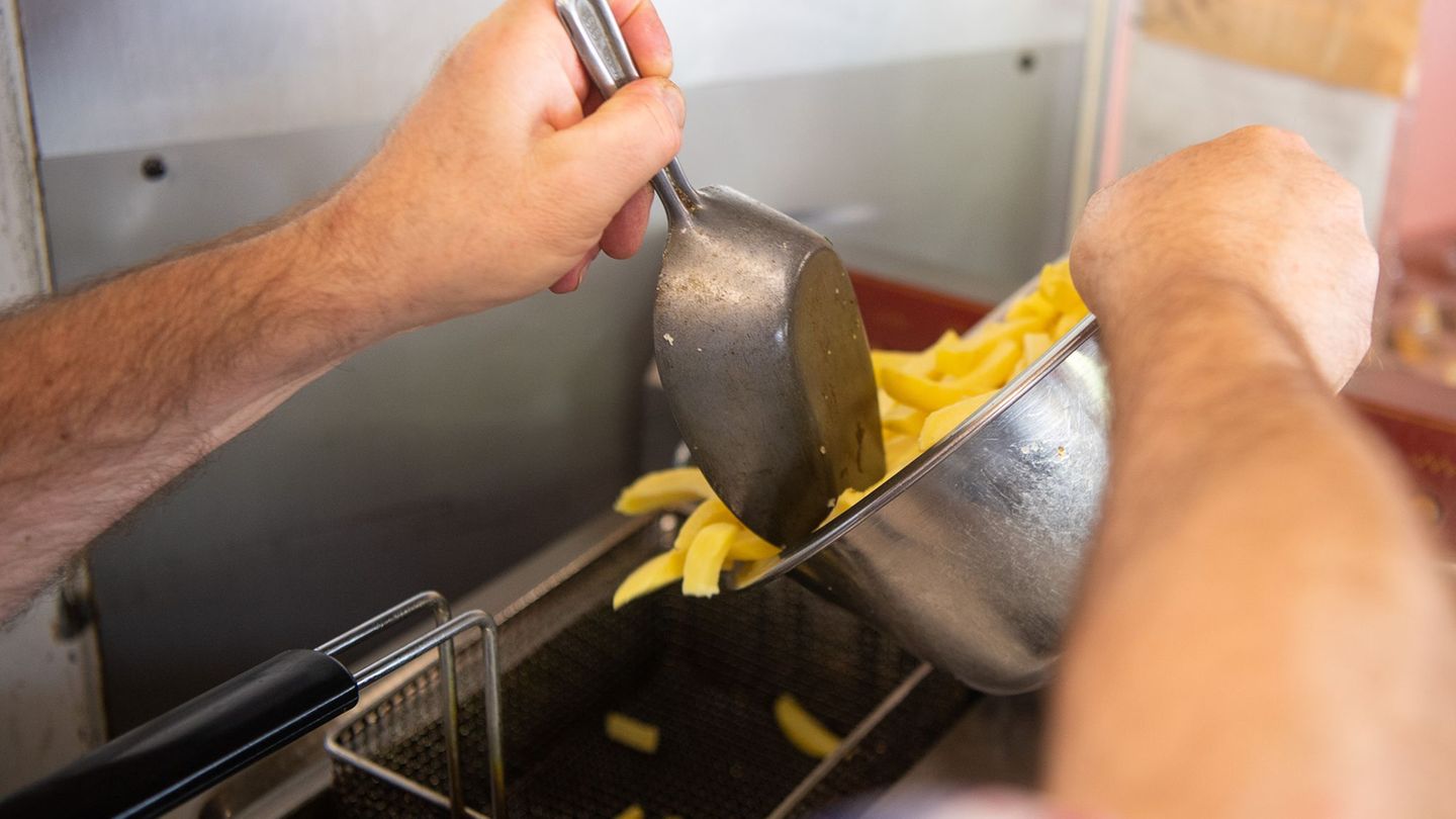 Altes Fett und Öl etwa aus Fritteusen der Gastronomie ist ein begehrtes Diebesgut. (Archivbild) Foto: Sebastian Gollnow/dpa