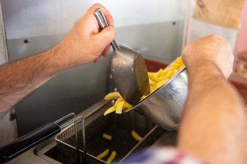 Altes Fett und Öl etwa aus Fritteusen der Gastronomie ist ein begehrtes Diebesgut. (Archivbild) Foto: Sebastian Gollnow/dpa