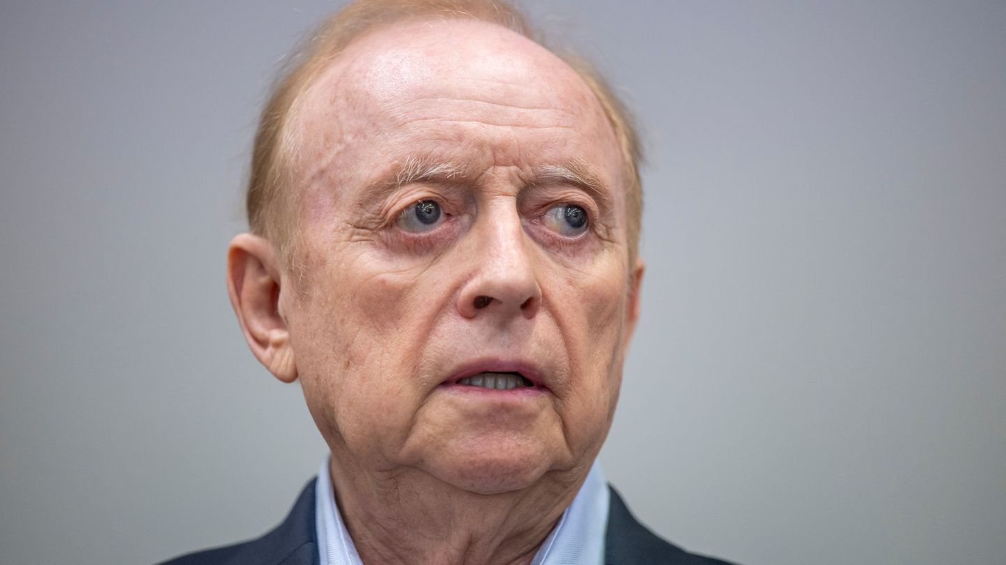 Bleibt trotz Fristablaufs auf freiem Fuß: Alfons Schuhbeck. (Archivbild) Foto: Peter Kneffel/dpa