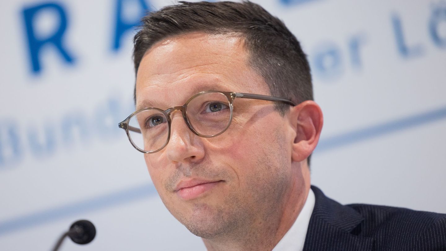 Während in Wolfsburg über seine mögliche Kandidatur gesprochen wird, betont Falko Mohrs in Hannover seinen Fokus auf das Ministe