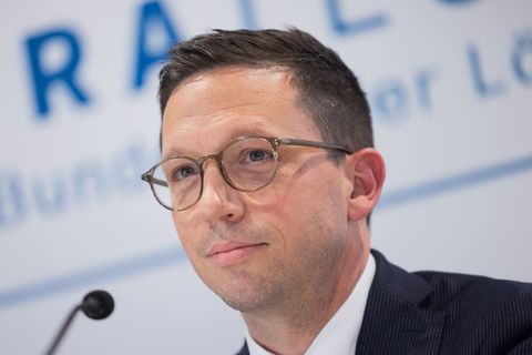 Während in Wolfsburg über seine mögliche Kandidatur gesprochen wird, betont Falko Mohrs in Hannover seinen Fokus auf das Ministe