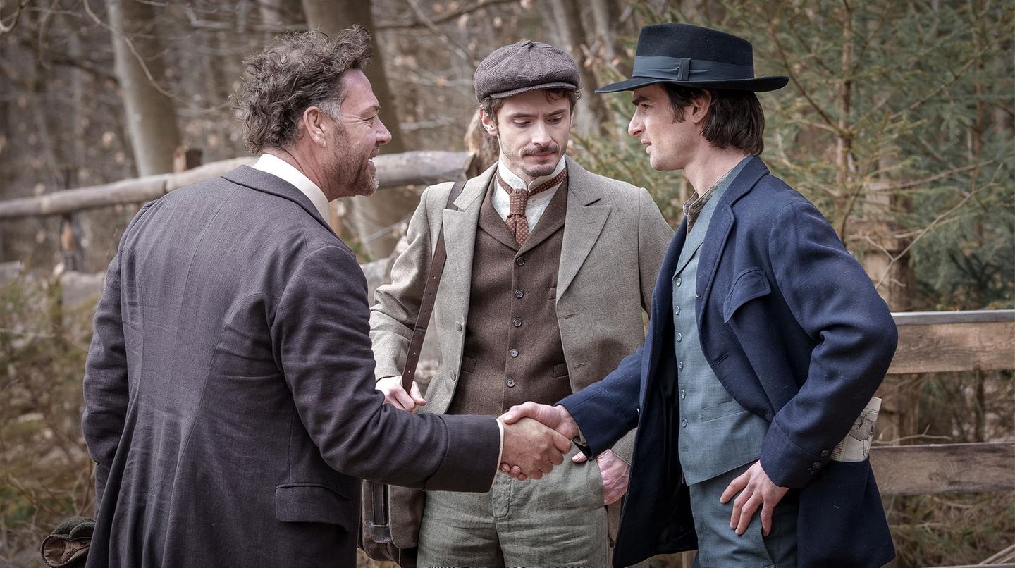 Mit dem Öl kommt die Gier: Aaron Hilmer findet, die Themen der Serie seien brandaktuell, vor allem, was Umwelt und Klima angeht. "Was in dem kleinen Dorfkosmos geschieht, passiert auch global. In der Serie ist das Grundwasser verschmutzt, in anderen Teilen der Welt droht der Meeresspiegel zu steigen und ganze Großstädte unter Wasser zu setzen. Wir wissen, dass uns die Klimakrise im schlimmsten Fall alle das Leben kosten kann. Und trotzdem wird im Kapitalismus rücksichtslos weitergemacht wie bisher. Die Frage ist: Wann lernen wir daraus und gehen neue Wege?"