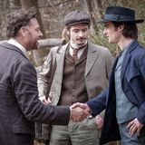 Mit dem Öl kommt die Gier: Aaron Hilmer findet, die Themen der Serie seien brandaktuell, vor allem, was Umwelt und Klima angeht. "Was in dem kleinen Dorfkosmos geschieht, passiert auch global. In der Serie ist das Grundwasser verschmutzt, in anderen Teilen der Welt droht der Meeresspiegel zu steigen und ganze Großstädte unter Wasser zu setzen. Wir wissen, dass uns die Klimakrise im schlimmsten Fall alle das Leben kosten kann. Und trotzdem wird im Kapitalismus rücksichtslos weitergemacht wie bisher. Die Frage ist: Wann lernen wir daraus und gehen neue Wege?"