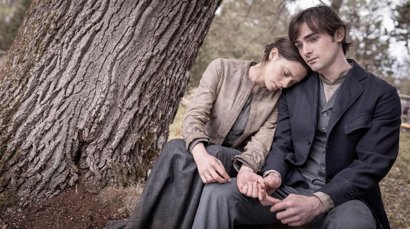 An ihrer Seite spielt Aaron Hilmer, bekannt unter anderem aus "Im Westen nichts Neues", Johannas Kindheitsfreund und "Love-Interest" Richard Pape. "Ich hatte sofort Lust auf einen Western in der Lüneburger Heide", erzählt er dem stern. "Mein Vater ist in einem kleinen Dorf in Australien aufgewachsen, mein Opa war auch Farmer. Ich habe früher viel über diesen australischen Wilden Westen gehört, deswegen war diese ganze Welt sehr spannend für mich." "Schwarzes Gold" ist hochkarätig besetzt, unter anderem ...