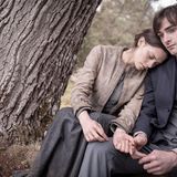 An ihrer Seite spielt Aaron Hilmer, bekannt unter anderem aus "Im Westen nichts Neues", Johannas Kindheitsfreund und "Love-Interest" Richard Pape. "Ich hatte sofort Lust auf einen Western in der Lüneburger Heide", erzählt er dem stern. "Mein Vater ist in einem kleinen Dorf in Australien aufgewachsen, mein Opa war auch Farmer. Ich habe früher viel über diesen australischen Wilden Westen gehört, deswegen war diese ganze Welt sehr spannend für mich." "Schwarzes Gold" ist hochkarätig besetzt, unter anderem ...