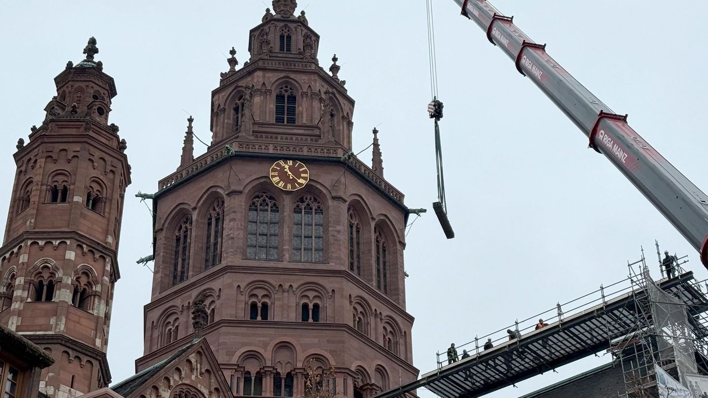 Ein riesiger Kran entfernt die Gerüst-Brücke am Mainzer Dom. Foto: Bernd Glebe/dpa