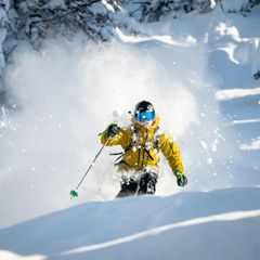 Lebensrettende Geschenke: Skifahrer im Tiefschnee