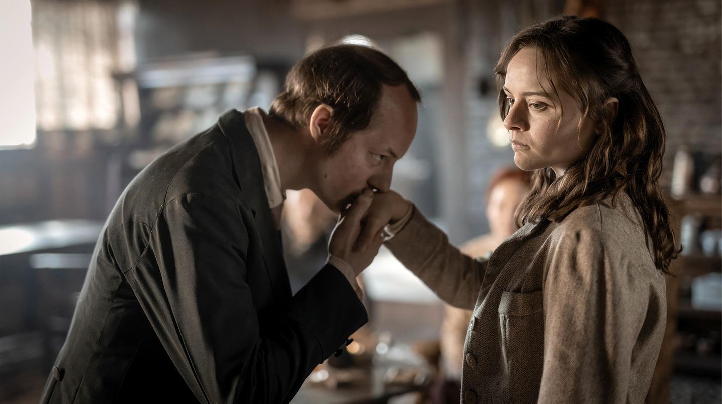 ... sind Jessica Schwarz, Tom Wlaschiha und wie hier im Bild Lena Urzendowsky und Merlin Sandmeyer in Nebenrollen zu sehen. Die Musik stammt unter anderem von Oscar-Preisträger Hans Zimmer. Die Geschichte hat übrigens einen wahren, historischen Hintergrund: Im niedersächsischen Wietze (Landkreis Celle) wurde 1858 eine der weltweit ersten Erdölbohrungen durchgeführt. Bis 1920 war Wietze das produktivste Erdölfeld in Deutschland