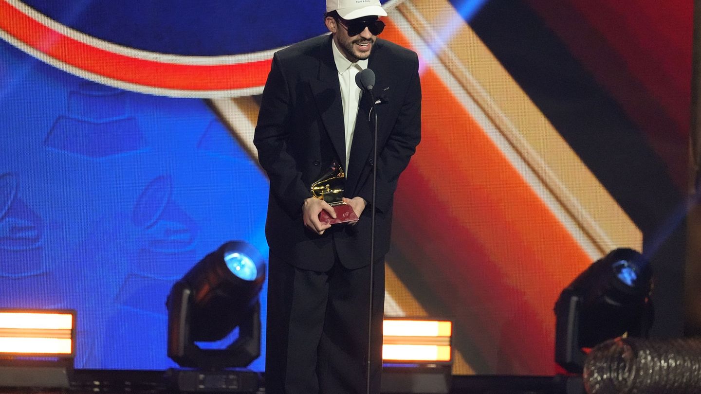 Bad Bunny nimmt den Preis für das beste Urban Music Album während der 2025 Latin Grammys entgegen. (Archivbild) Foto: Chris Pizz
