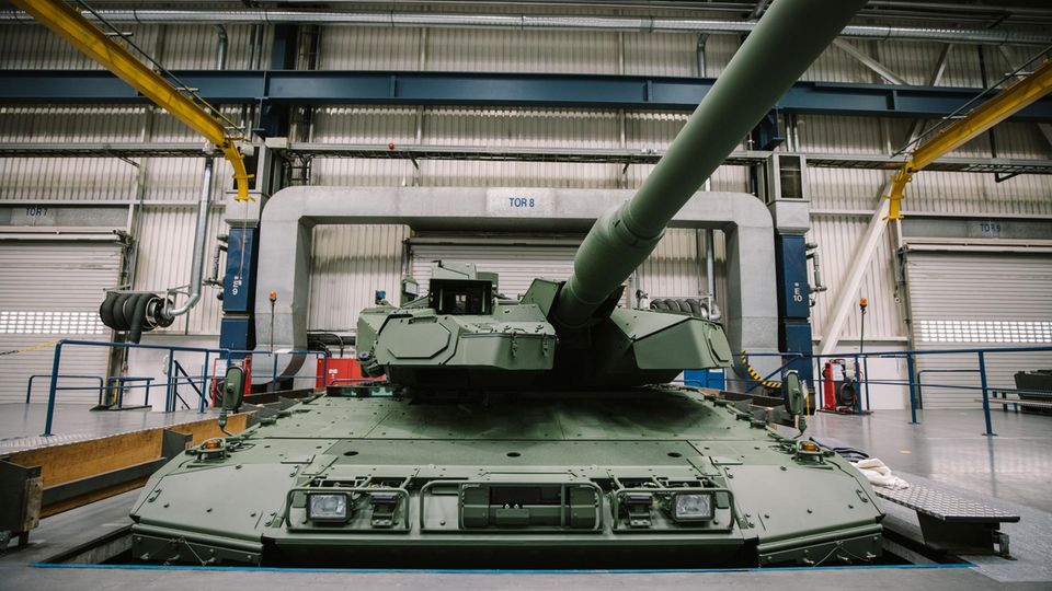 Leopard 2 A8 in einer Werkshalle