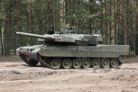 Leopard 2 A8 ohne Markierungen in Olivgrün