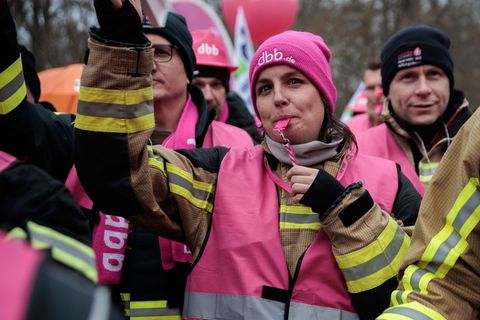 Proteste zum Verhandlungsauftakt. Foto: Carsten Koall/dpa