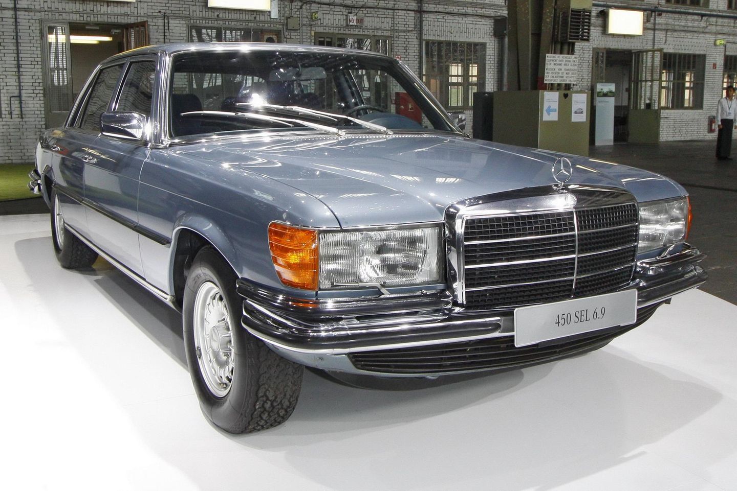 Mercedes 450 SEL 6.9 (W 116) in hellblaumetallic