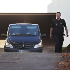 Entscheidung im Fall Fabian: Ein Fahrzeug verlässt die Tiefgarage des Amtsgerichts Rostock