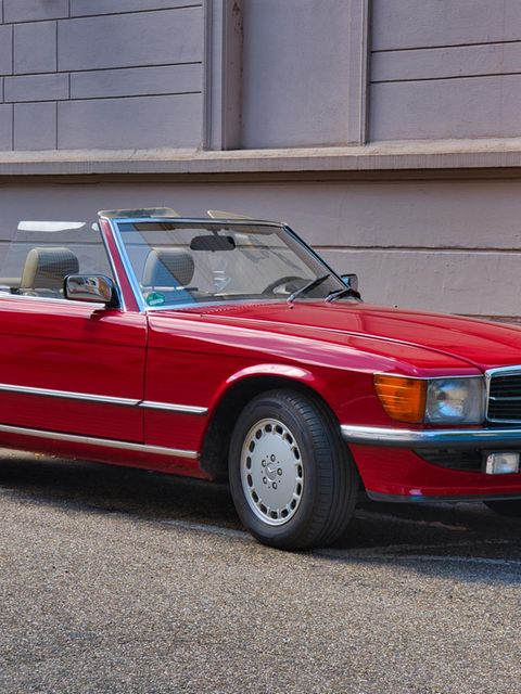 Mercedes 350 SL (R 107) in signalrot