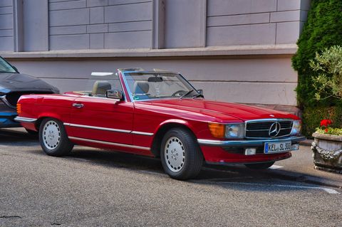 Mercedes 350 SL (R 107) in signalrot