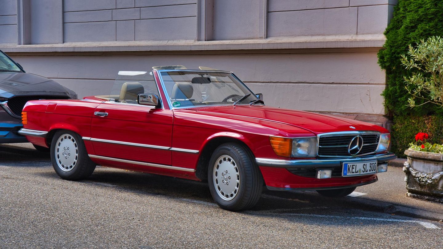 Mercedes 350 SL (R 107) in signalrot