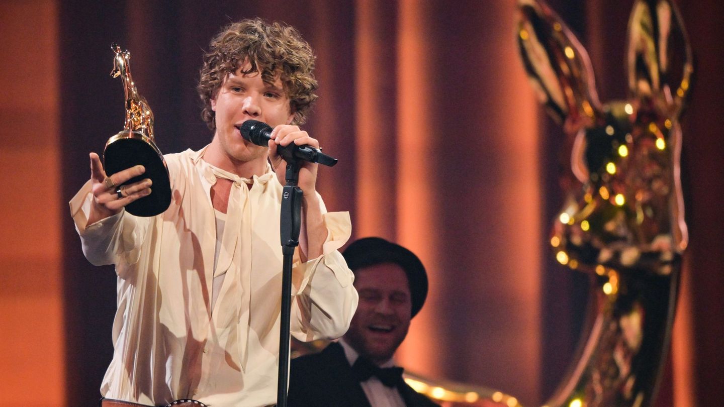 Zartmann setzte sich im Saarland mit seinem Song "tau mich auf" an die Spitze. (Archivbild) Foto: Peter Kneffel/dpa