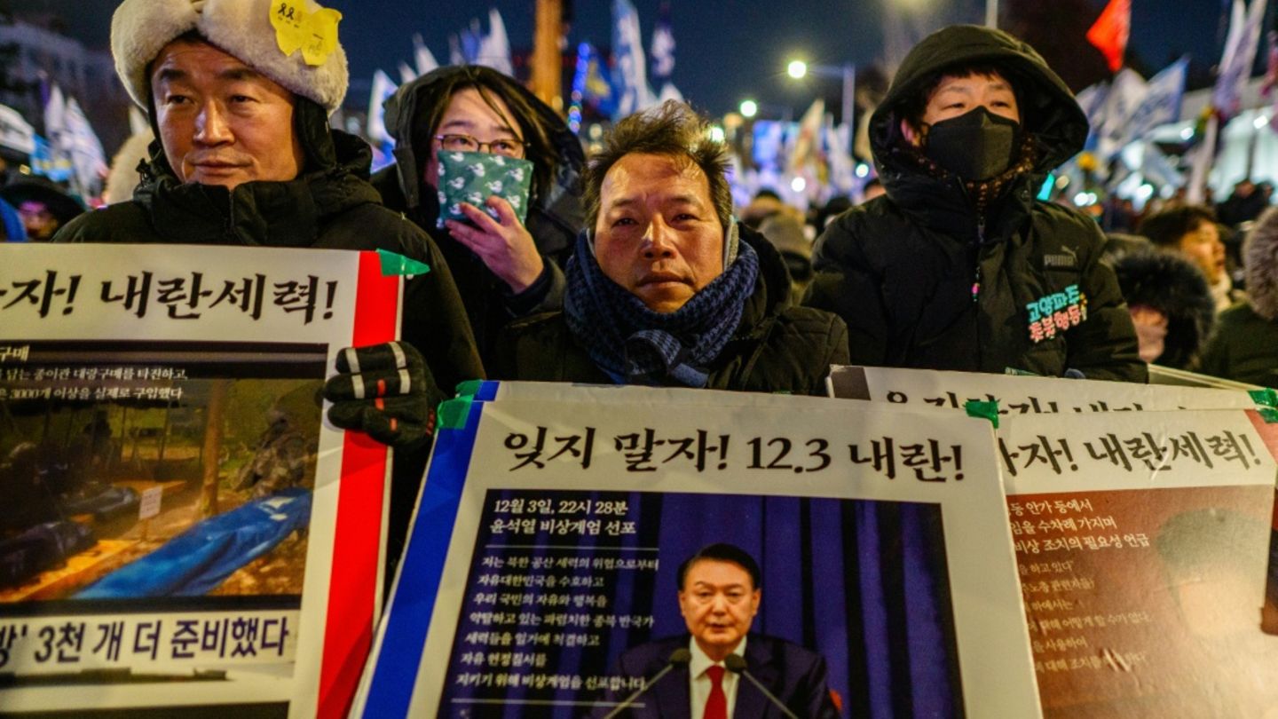 Demonstranten mit Yoon-Plakaten